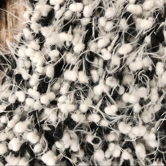 ⚫️ Black & White Infinity Scarf - Picture 4 of 6